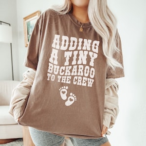 Koszulka z ogłoszeniem ciąży w stylu western, Koszulki ciążowe w stylu country, Koszulka z nadrukiem Wild West Baby Reveal, Koszulka z nadrukiem Cowgirl Cowboy Country Barnyard Pregnant,