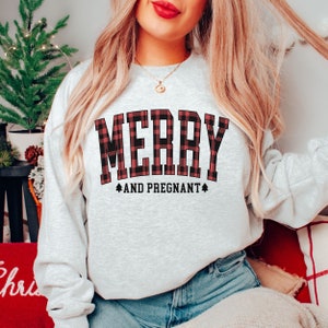 Wesołych i w ciąży Boże Narodzenie Ciąża Ogłoszenie Bluza Mikołaj XMas Ciąża Sweter Świąteczny Ujawnienie Płci Zima Baby Shower Prezent