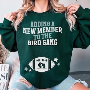 Bluza z nadrukiem Bird Gang Pregnancy Announcement Philly Football Baby Reveal Crewneck Philadelphia Game Day Baby Shower Sports Fan Sweter