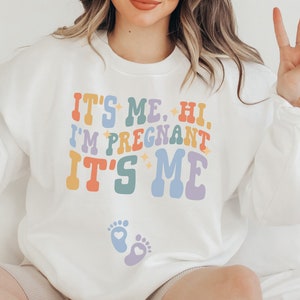 Its Me Hi Im Pregnant Sweatshirt Concert Pregnancy Announcement Sweater Trendy Baby Reveal Jumper Baby Announcement Gift for Expecting