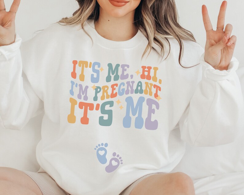 Its Me Hi Im Pregnant Sweatshirt Concert Pregnancy Announcement Sweater Trendy Baby Reveal Jumper Baby Announcement Gift for Expecting