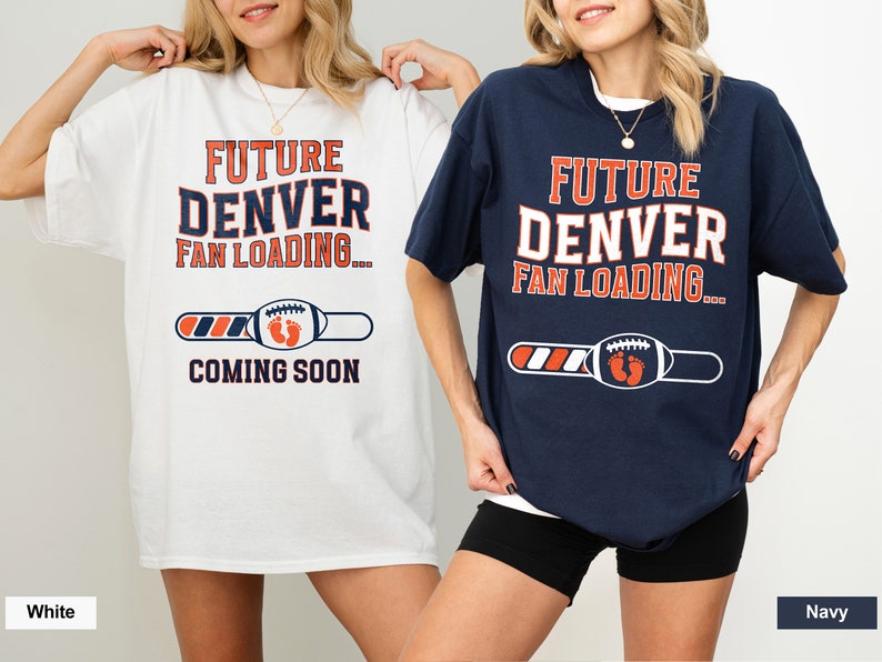 以下が含まれることがあります： 白とネイビーブルーの2枚のTシャツには、「FUTURE DENVER FAN LOADING... COMING SOON」の文字がプリントされています。デザインにはフットボールと赤ちゃんの足跡が含まれています。妊娠の発表用Tシャツです。
