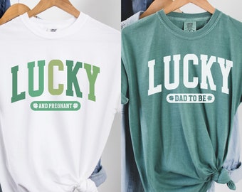 St Patricks Schwangerschaftsankündigung Comfort Color Shirts, passendes St. Patrick's Day Baby Reveal Outfit, St. Paddy Reveal Geschenk für die Erwartung
