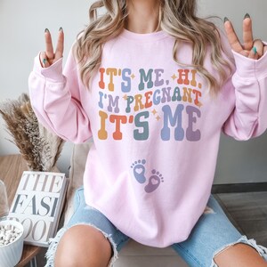 Its Me Hi Im Pregnant Sweatshirt Concert Pregnancy Announcement Sweater Trendy Baby Reveal Jumper Baby Announcement Gift for Expecting