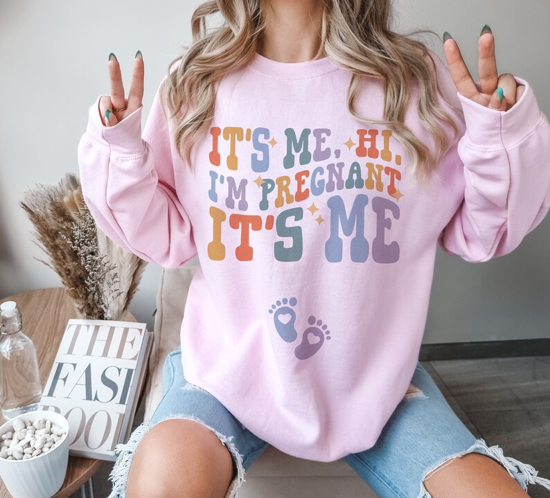 Its Me Hi Im Pregnant Sweatshirt Concert Pregnancy Announcement Sweater Trendy Baby Reveal Jumper Baby Announcement Gift for Expecting