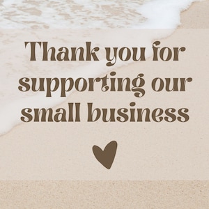以下が含まれることがあります： ベージュ色の背景に、茶色の文字で「Thank you for supporting our small business」と茶色のハートマークが描かれています。画像は、左上に波があり、ビーチのような雰囲気です。