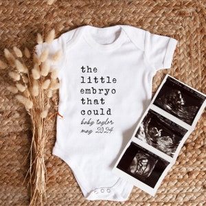 Kleiner benutzerdefinierter Baby-Embryo, der IVF-Baby-Bodysuit, IVF-Baby-Outfit, benutzerdefinierten Babynamen Fälligkeitsdatum IVF Babymitteilung, Babypartygeschenk für die Erwartung