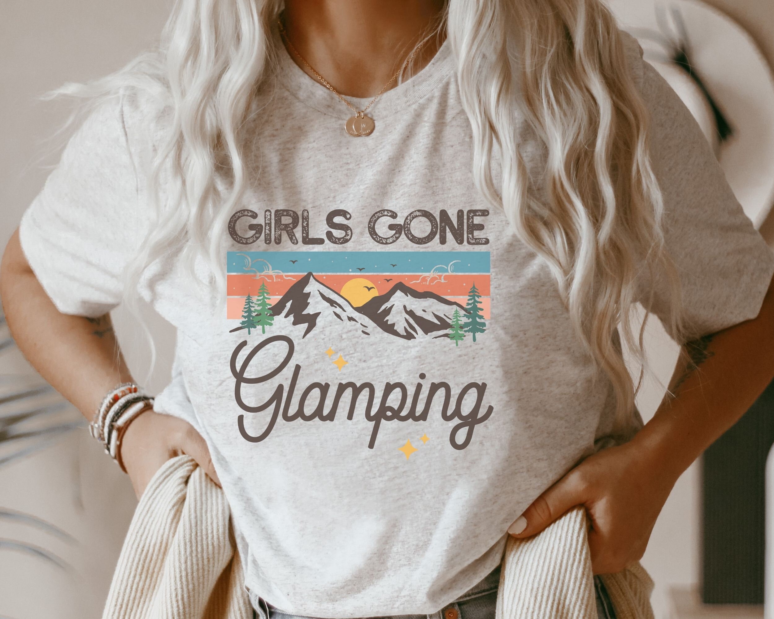 【raiプロフ必読 】Tシャツ「CAMPING GIRL TEE」 Girls Gone Glamping Shirt Moms Glamping Tshirt Gift for Camper