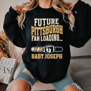 Bluza z nadrukiem Pittsburgh Football Pregnancy Announcement Fan Steelers Ładowanie Sweter ciążowy Sportowy kołnierzyk z ujawnieniem płci Prezent na baby shower