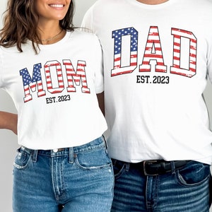 4th of July Mom Dad Est 2023 Shirt Couple Fourth of July T Shirts Dad Est 2023 T-Shirt Custom Mom Est 2024 TShirt Gift for Expecting