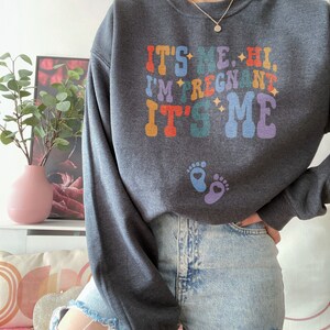 Its Me Hi Im Pregnant Sweatshirt Concert Pregnancy Announcement Sweater Trendy Baby Reveal Jumper Baby Announcement Gift for Expecting