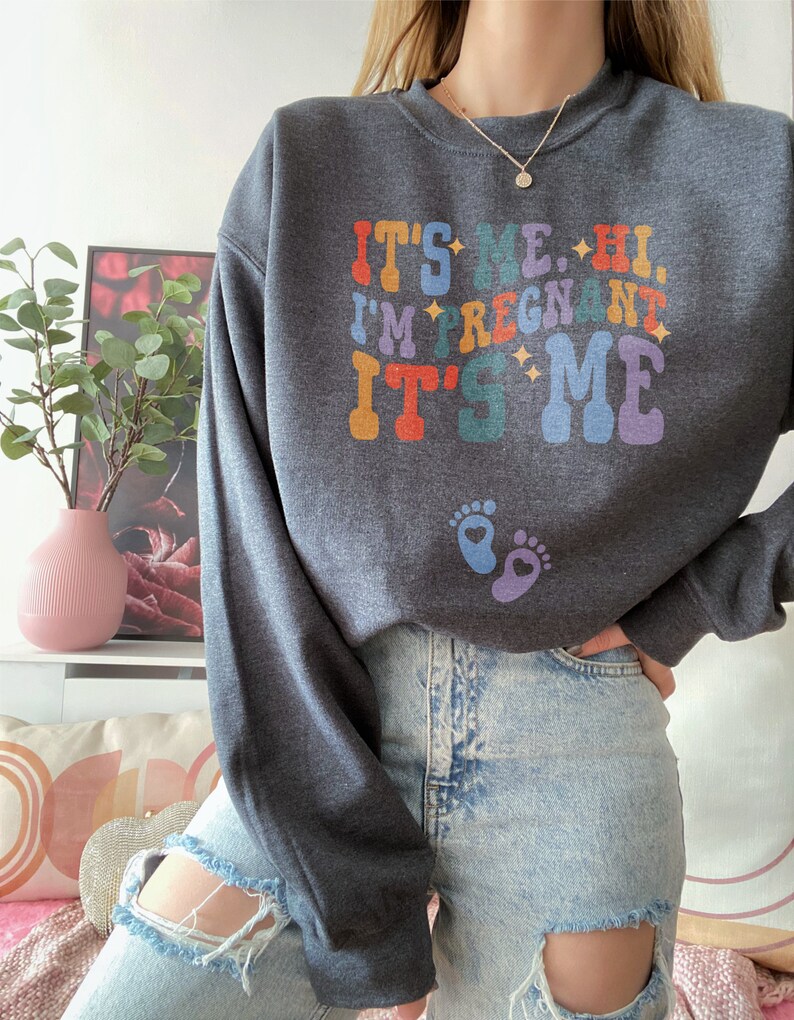 Its Me Hi Im Pregnant Sweatshirt Concert Pregnancy Announcement Sweater Trendy Baby Reveal Jumper Baby Announcement Gift for Expecting