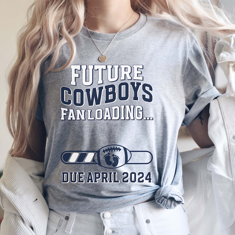 Puede incluir: Una camiseta gris con el texto "FUTURE COWBOYS FAN LOADING..." y una barra de progreso con un bal&oacute;n de f&uacute;tbol y huellas de pies. El texto "DUE APRIL 2024" est&aacute; debajo de la barra de progreso.