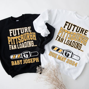 Bluza z nadrukiem Pittsburgh Football Pregnancy Announcement Fan Steelers Ładowanie Sweter ciążowy Sportowy kołnierzyk z ujawnieniem płci Prezent na baby shower