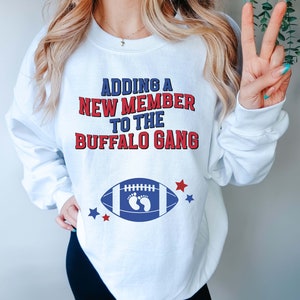 Bluza z nadrukiem Buffalo Fan Pregnancy Announcement New York Football Baby Reveal Crewneck Buffalo Game Day Baby Shower Sports Fan Sweter
