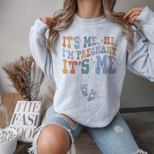 Its Me Hi Im Pregnant Sweatshirt Concert Pregnancy Announcement Sweater Trendy Baby Reveal Jumper Baby Announcement Gift for Expecting
