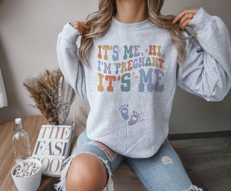 Its Me Hi Im Pregnant Sweatshirt Concert Pregnancy Announcement Sweater Trendy Baby Reveal Jumper Baby Announcement Gift for Expecting
