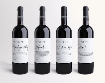 Puede incluir: Cuatro botellas de vino tinto con etiquetas blancas. Las etiquetas tienen texto negro que dice "Erster Hochzeitstag", "Erster Urlaub", "Erstes Weihnachten" y "Erster Streit".