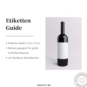 May include: A dark glass wine bottle with a blank white label. The image includes text in German: "Etiketten Guide", and details about label dimensions (11 cm x 11 cm) and suitability for 0.75l wine bottles.