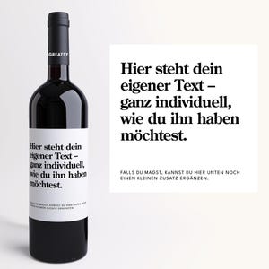 Könnte beinhalten: Eine dunkelrote Weinflasche mit schwarzem Verschluss und weißem Etikett. Das Etikett trägt den Text "Hier steht dein eigener Text - ganz individuell, wie du ihn haben möchtest." Das Wort "GREATSY" ist oben auf der Flasche aufgedruckt.