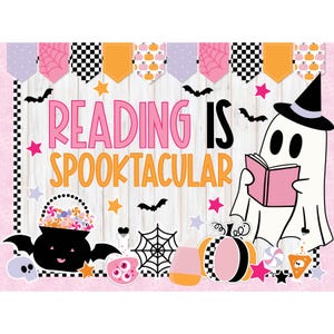 Könnte beinhalten: Ein rosa-weißes Halloween-Klassenzimmer-Schild mit dem Text "Reading is Spooktacular" und einem Geist, der ein rosa Buch hält. Das Schild zeigt ein schwarz-weißes Schachbrettmuster, ein Spinnennetz und einen Kessel mit Süßigkeiten.