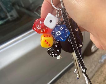 Llavero con dije de dados: accesorio para bolso hecho a mano
