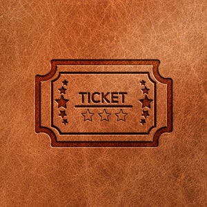 Pode incluir: Um fundo de couro marrom com um tal&atilde;o de bilhete marrom em relevo com a palavra "TICKET" e cinco estrelas.