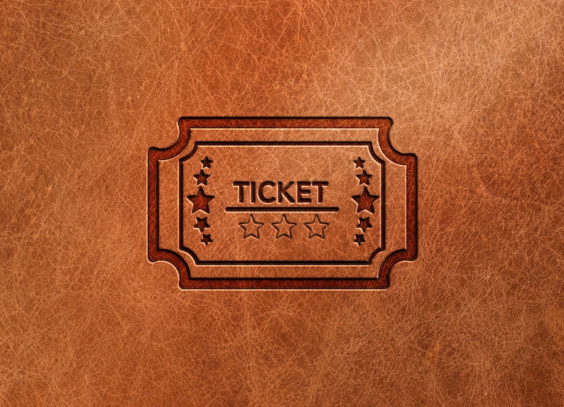 Pode incluir: Um fundo de couro marrom com um tal&atilde;o de bilhete marrom em relevo com a palavra "TICKET" e cinco estrelas.