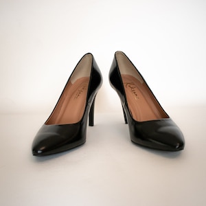 Handmade Black Grain Leather Women&#39;s High Heeled Slip-on Shoes | Spool Heel & Pointed Toe