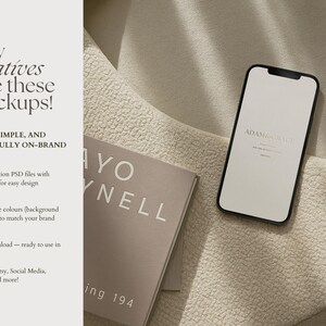 Peut inclure: Une scène de maquette avec un smartphone à cadre noir et un livre avec le texte "AYO YNELL" sur une surface beige texturée. Le téléphone affiche le texte "ADAMS & GRACE". L'image comprend également du texte : "Pourquoi les créatifs adorent ces maquettes !"