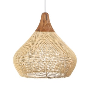 Könnte beinhalten: Eine natürliche gewebte Pendelleuchte mit einem Holzdeckel. Die Leuchte hat einen runden, glockenförmigen Schirm mit einem gewebten Muster.