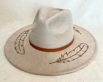 Chapeau western brûlé à la main, Motif plumes, Chapeau de plumes, Chapeau Fedora crème, Ajustable, Chapeau en daim, Chapeau à bord large pour femme, Chapeau de cowboy, Chapeau pour homme