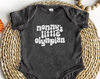 Body de bebé "Mami's Little Olympian": algodón hilado en anillo retro