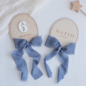 Biglietti per pietre miliari con fiocco di nastro, set di pietre miliari intercambiabili in legno, segnapunti personalizzati per pietre miliari per neonati, regalo per baby shower, cameretta dei bambini