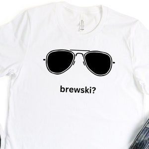 Puede incluir: Camiseta blanca con un gr&aacute;fico negro de gafas de sol y el texto "brewskis?"