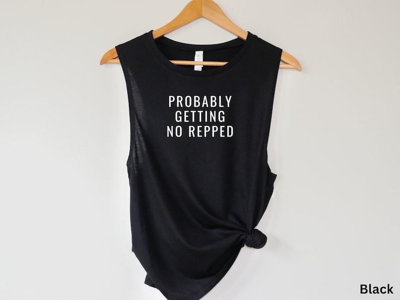 Op de afbeelding: Zwart tanktop zonder mouwen met de tekst "Probably Getting No Repped" in wit.