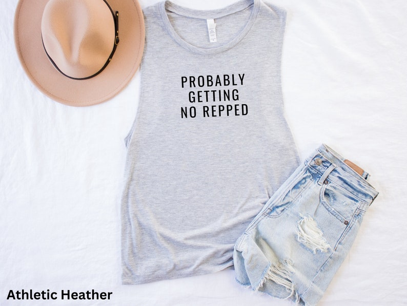 Op de afbeelding: Grijs sleeveless muscle tank top met de tekst "PROBABLY GETTING NO REPPED" in zwart.