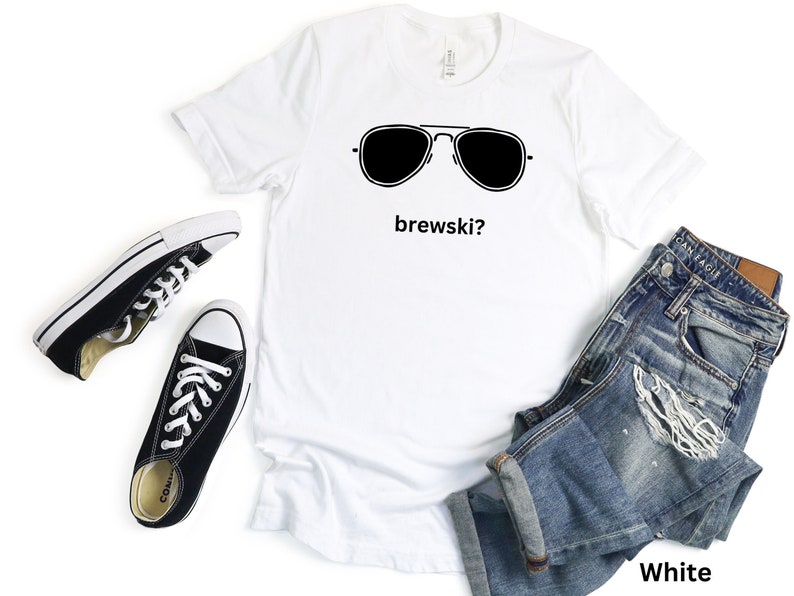 Puede incluir: Camiseta blanca con un gr&aacute;fico negro de gafas de sol y el texto "brewskis?"