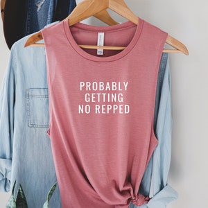 Op de afbeelding: Mauve tanktop zonder mouwen met de tekst "Probably Getting No Repped" in wit.