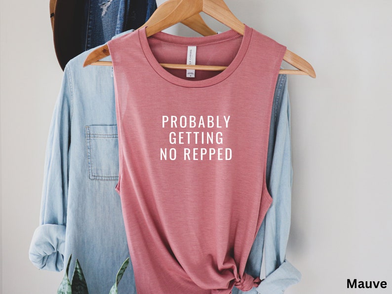 Op de afbeelding: Mauve tanktop zonder mouwen met de tekst "Probably Getting No Repped" in wit.