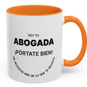 Puede incluir: Taza de cerámica blanca con interior y asa naranja. La taza presenta el texto "SOY TU ABOGADA ¡PÓRTATE BIEN! ME NECESITAS MÁS DE LO QUE TE NECESITO" en negro. Un regalo divertido para un abogado.