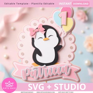 Può includere: Un topper per torta in carta a strati raffigurante un pinguino bianco e nero con un fiocco rosa, uno sfondo smerlato rosa chiaro e uno striscione con il nome Patricia in glitter rosa. Il design include palloncini e il numero 1 in colori pastello.