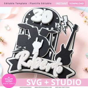 Puede incluir: Un adorno para tarta en capas blanco y negro que presenta el número 30 en la parte superior, una batería, una guitarra y una mano haciendo un gesto de rock. El nombre Roberto está escrito en fuente cursiva blanca sobre una cinta inferior.