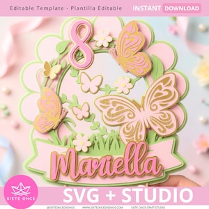 Puede incluir: Un adorno para tarta de papel en capas con un gran número 8 rosa, varias mariposas en tonos rosa y dorado, y pequeñas flores. Una pancarta rosa en la parte inferior muestra el nombre Mariella en letra cursiva rosa. El diseño incluye follaje verde.