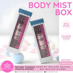 Puede incluir: Dos cajas de regalo blancas con bordes festoneados azules, cada una con un frasco de bruma corporal rosa. Las botellas están etiquetadas como "Snowflake & Cashmere". El texto en las cajas dice "Body Mist Box", "love you mom" y "te amo mamá".