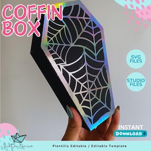 Puede incluir: Caja negra en forma de ataúd con un diseño de telaraña plateada. La caja tiene un borde holográfico y las palabras "COFFIN BOX" en rosa. La imagen también incluye el texto "SVG FILES", "STUDIO FILES" y "INSTANT DOWNLOAD".
