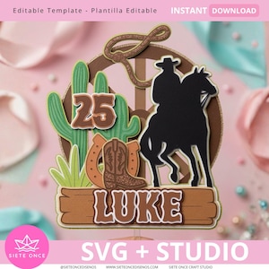 Puede incluir: Un adorno para tarta en capas con un lazo marrón, la silueta negra de un vaquero a caballo, cactus verdes, una herradura marrón, una bota vaquera marrón y un letrero de madera con el número 25 y el nombre LUKE en letras blancas.