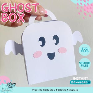 Può includere: Una scatola bianca a forma di fantasma con manico, ali e un volto sorridente con occhi e bocca blu scuro e guance rosa. Il testo "GHOST BOX" è in alto. L'immagine include anche il testo "SVG FILES", "STUDIO FILES" e "INSTANT DOWNLOAD".