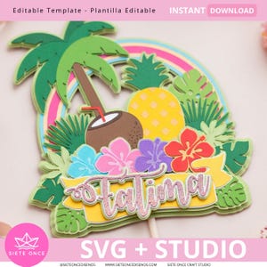 Puede incluir: Un adorno para pastel de papel en capas con un tema tropical. Presenta una palmera, una bebida de coco, una piña y flores coloridas. El nombre "Fatima" se muestra en una escritura rosa brillante. El diseño incluye el texto "SVG + STUDIO".
