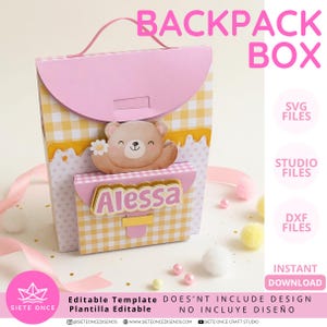 Puede incluir: Una caja de papel con forma de mochila con patrón de cuadros amarillos y blancos, solapa rosa e ilustración de un oso con una flor blanca. El bolsillo frontal muestra el nombre Alessa en letras rosas. El texto dice BACKPACK BOX.